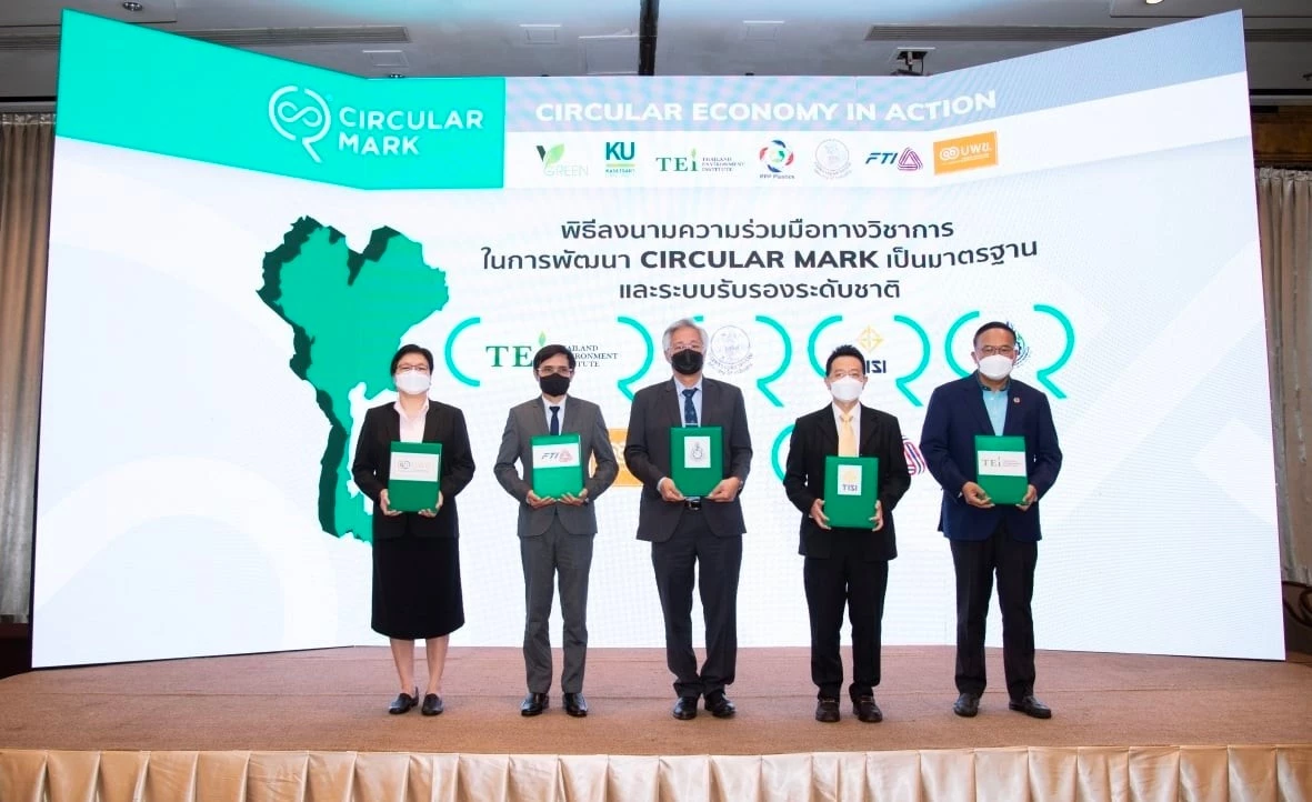 พิธีลงนามความร่วมมือทางวิชาการในการพัฒนา CIRCULAR MARK เป็นมาตรฐาน และระบบรับรองระดับชาติ ระหว่าง มสท. สมอ. กพร. สอท. และ บพข. ณ โรงแรม เดอะ สุโกศล เมื่อวันที่ 6 พฤษภาคม 2565 